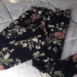 Pantalon jumper fleurie en soie avec ceinture